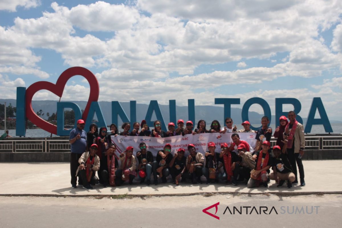 Siswa Papua Barat nikmati panorama Danau Toba