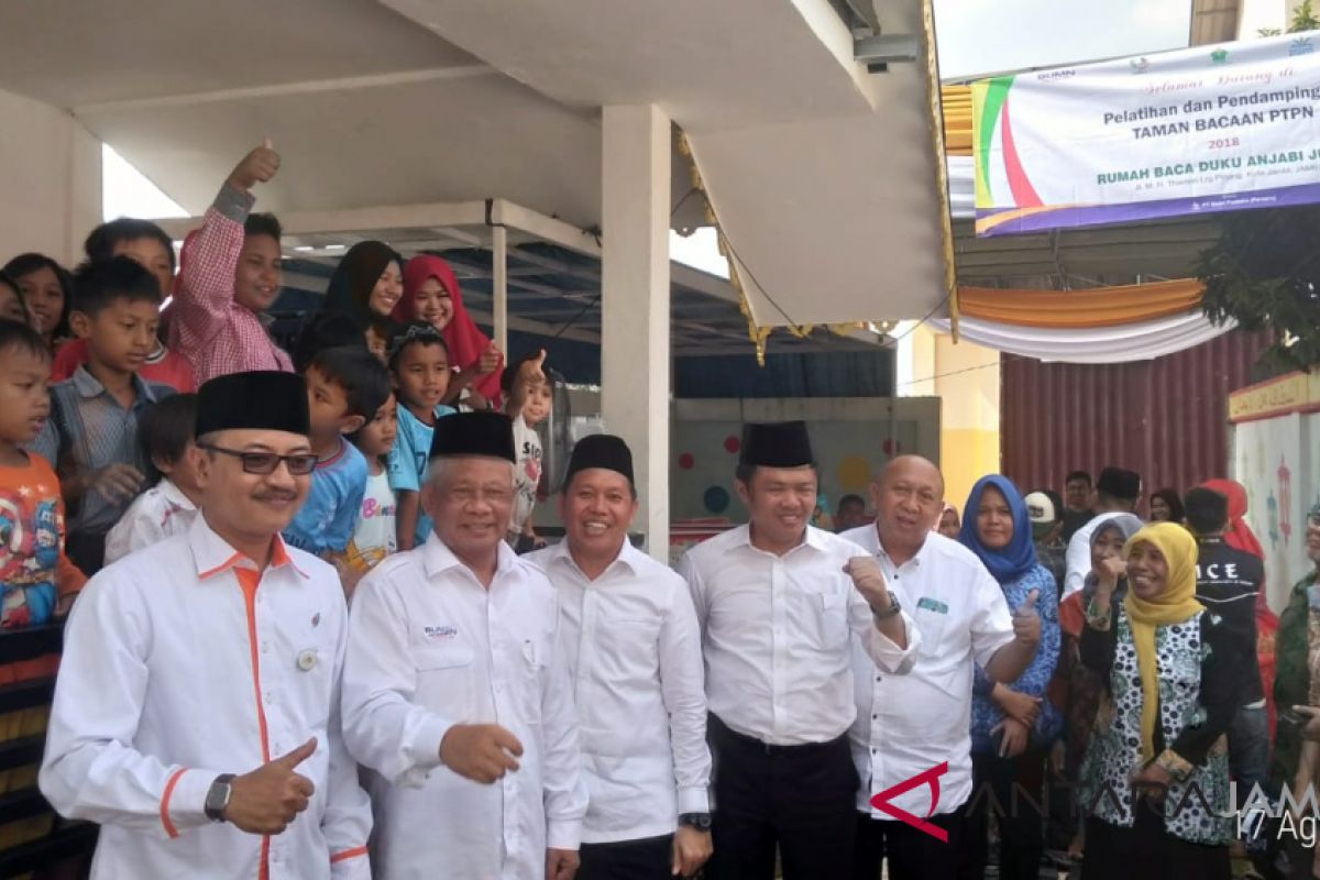 BUMN Hadir - Dirut PTPN Holding kunjungi rumah baca di Jambi