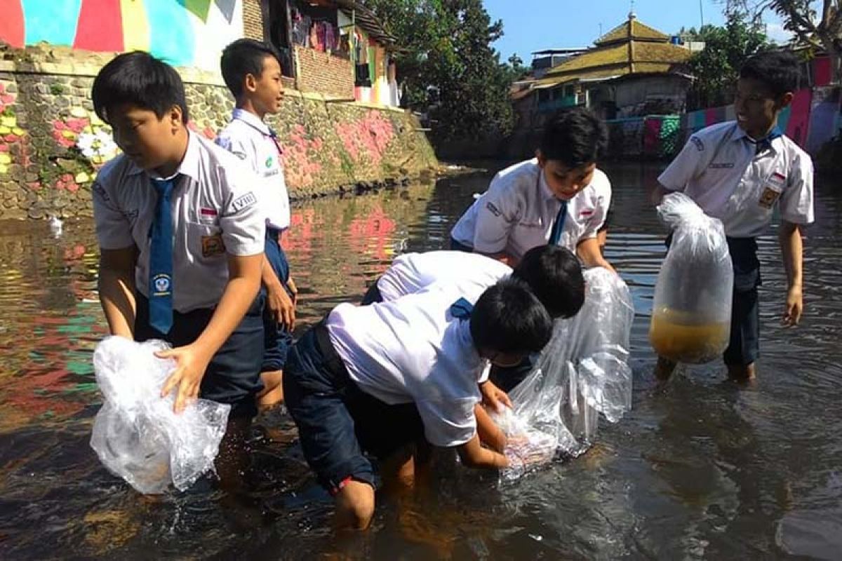 Ratusan ribu benih ikan ditebar di perairan Banyumas