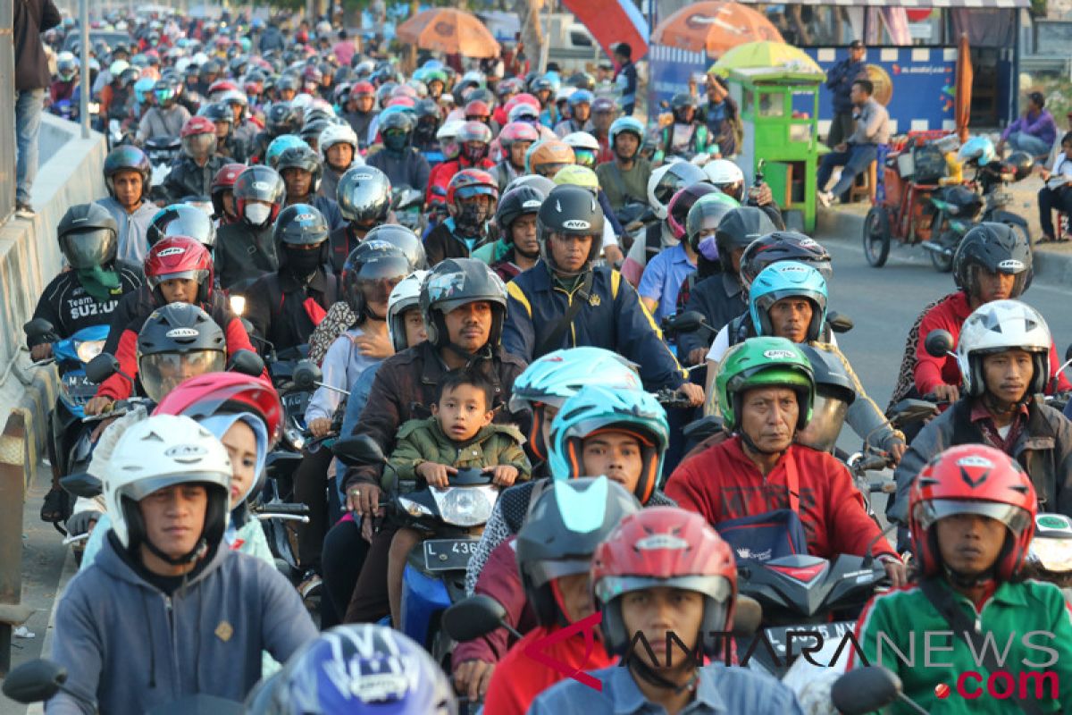 Jalur utama Madura macet 8 kilometer