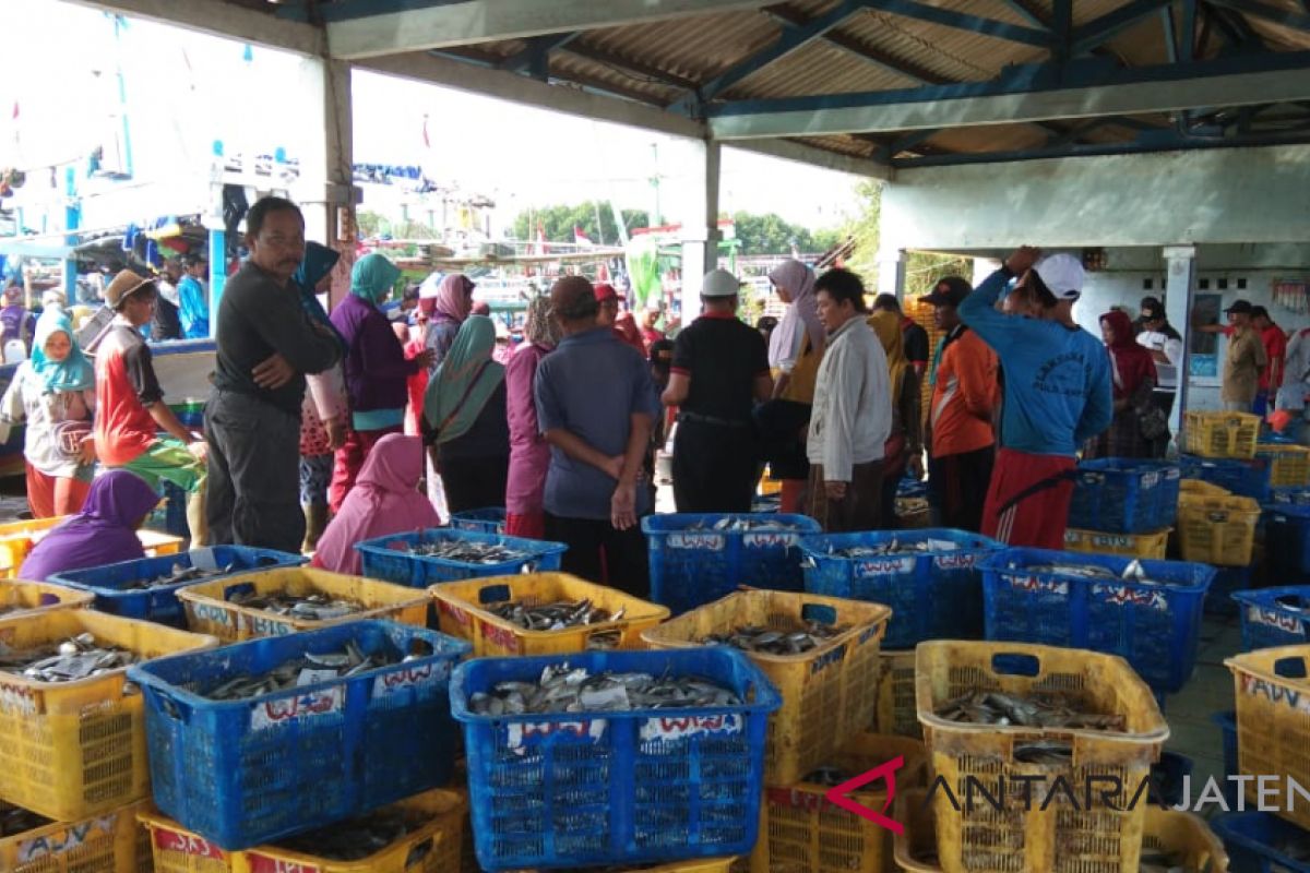 Tidak stabil, penerimaan retribusi TPI Pekalongan