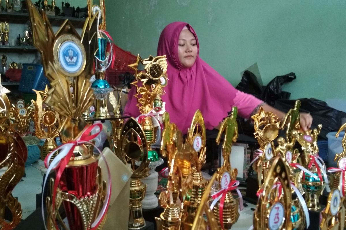 Jelang HUT Kemerdekaan, Pengrajin Piala Banjir Pesanan