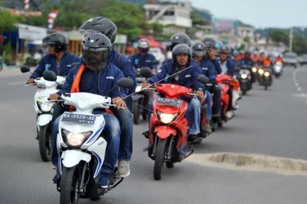 Puluhan jurnalis di Padang coba sensasi mengendarai skutik terbaru dari Suzuki