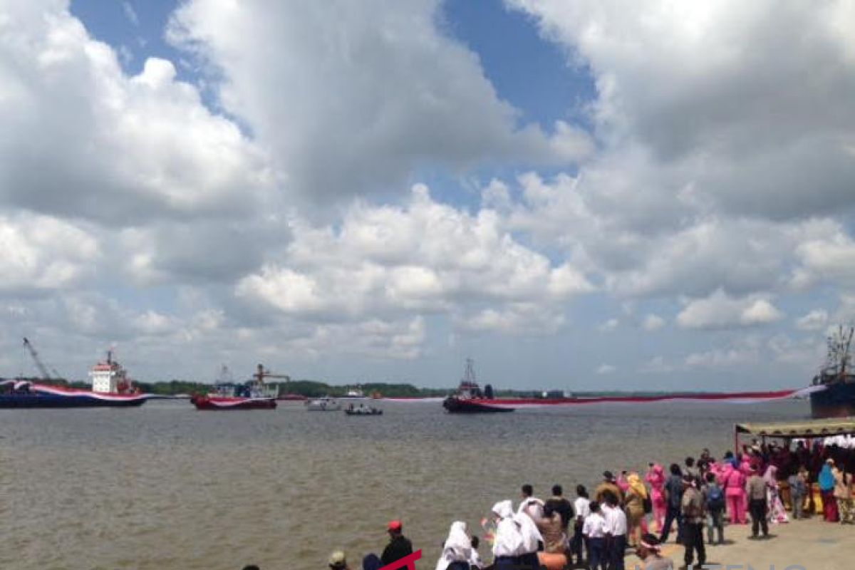 Bendera merah putih sepanjang 702 meter dibentangkan di Teluk Kumai