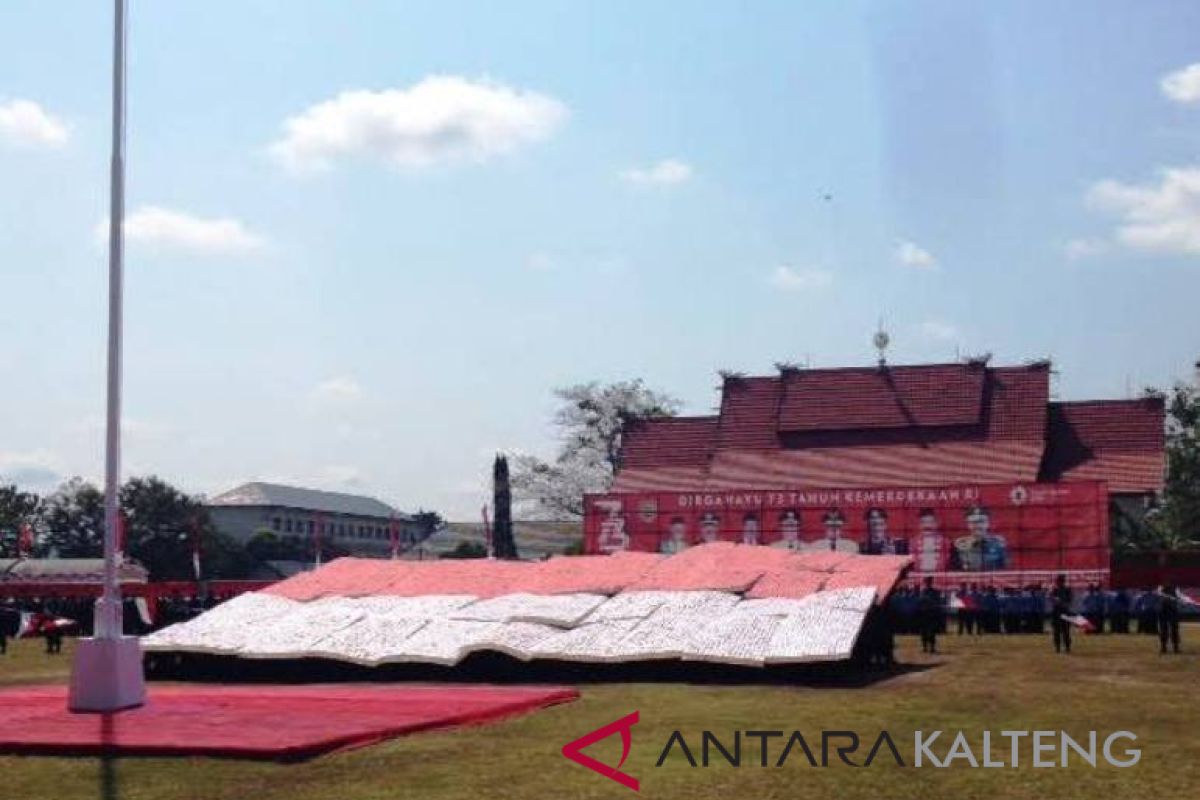 Bendera berbahan gelas plastik bekas buatan Polda, pecahkan rekor MURI