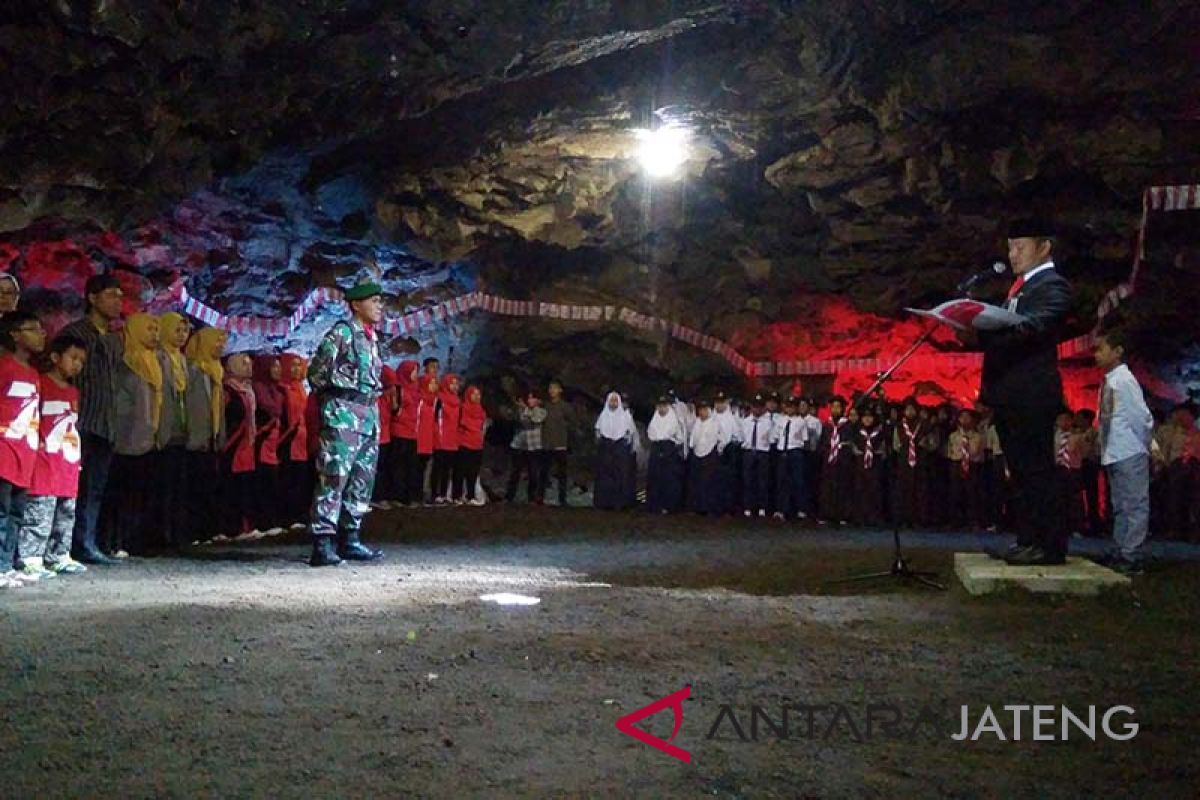 Warga Purbalingga upacara HUT RI di Gua Lawa (VIDEO)