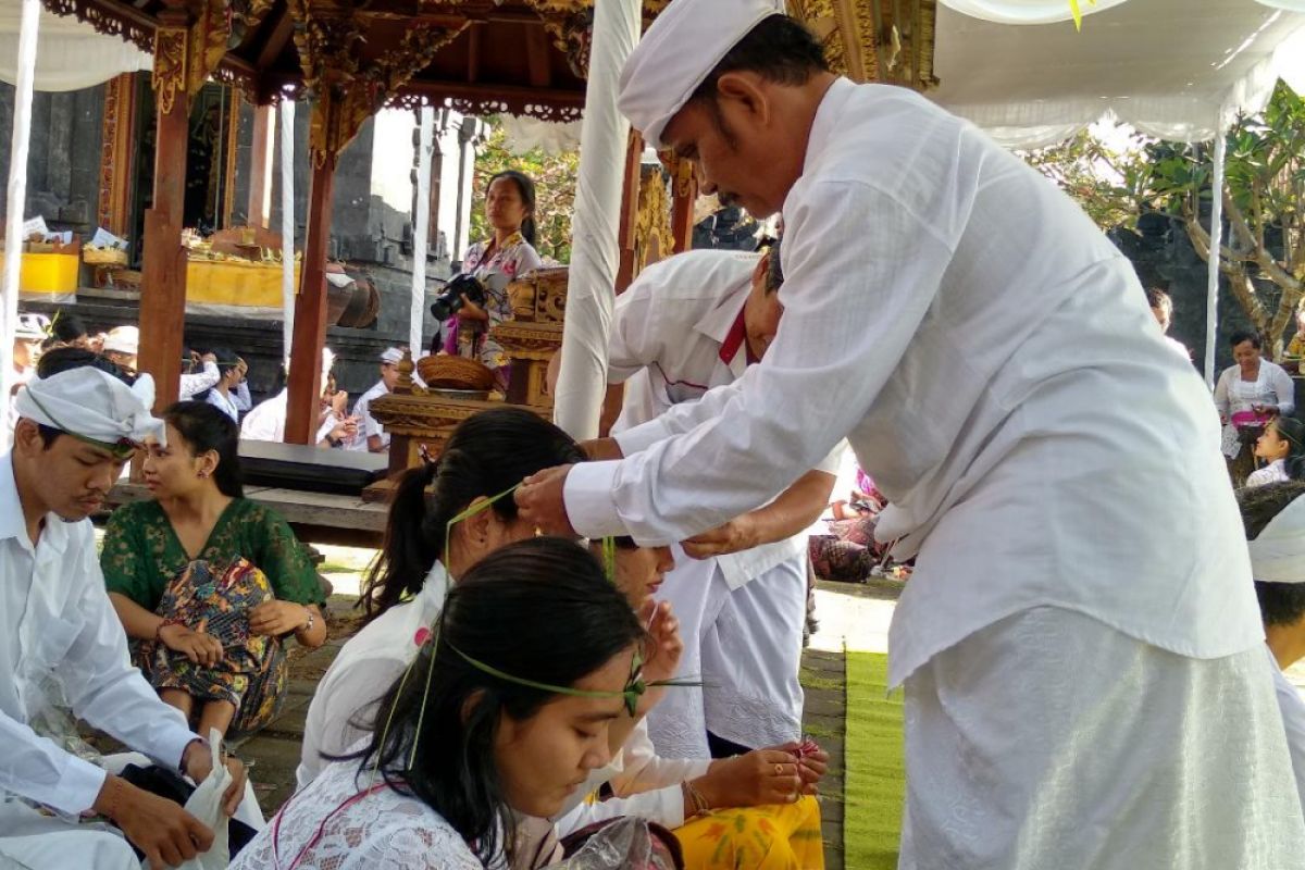 Ratusan mahasiswa Unhi Denpasar ikuti ritual 