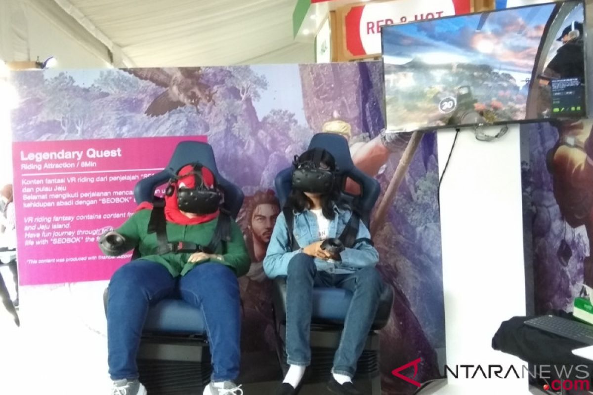 Mencoba gim VR di K-Food Content & Festival