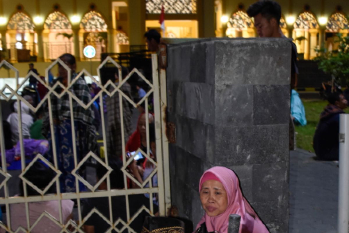 Warga Mataram dan Lombok Barat mengungsi ke masjid