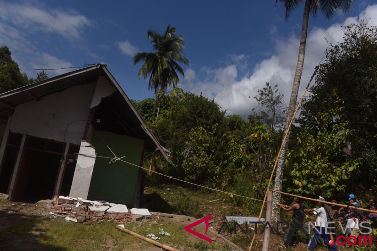 Pemkot mulai bongkar rumah warga rusak berat