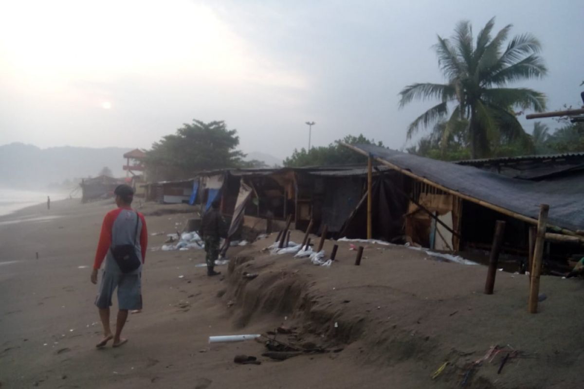 Pemkab Sukabumi benahi bangunan liar di pesisir