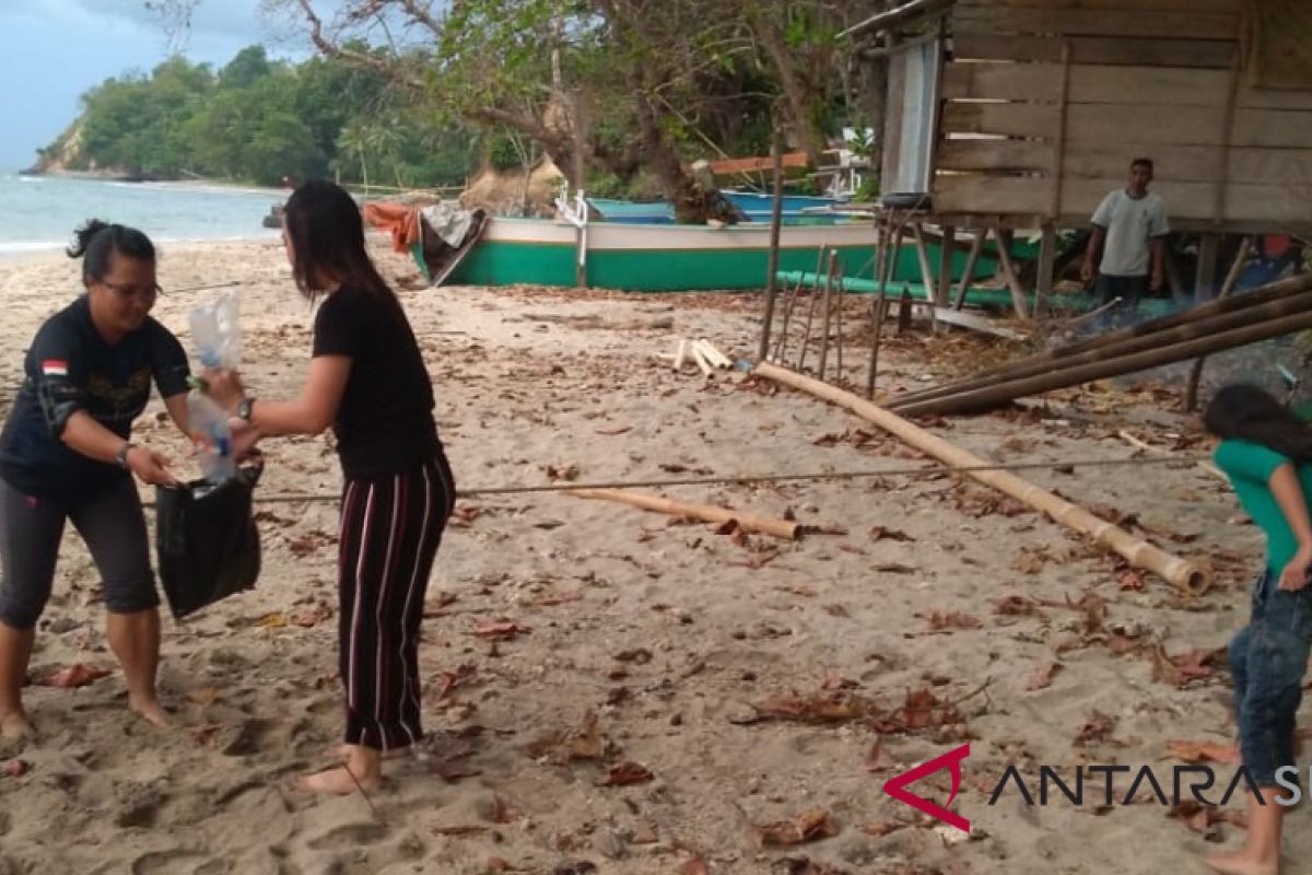 WNT Jakarta Bersih-bersih Pantai Bulo