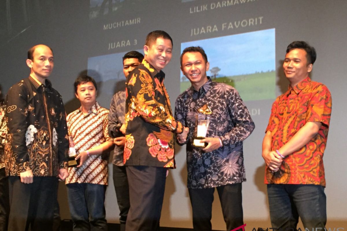 Afut Syafril jurnalis LKBN Antara juara I lomba artikel bidang energi