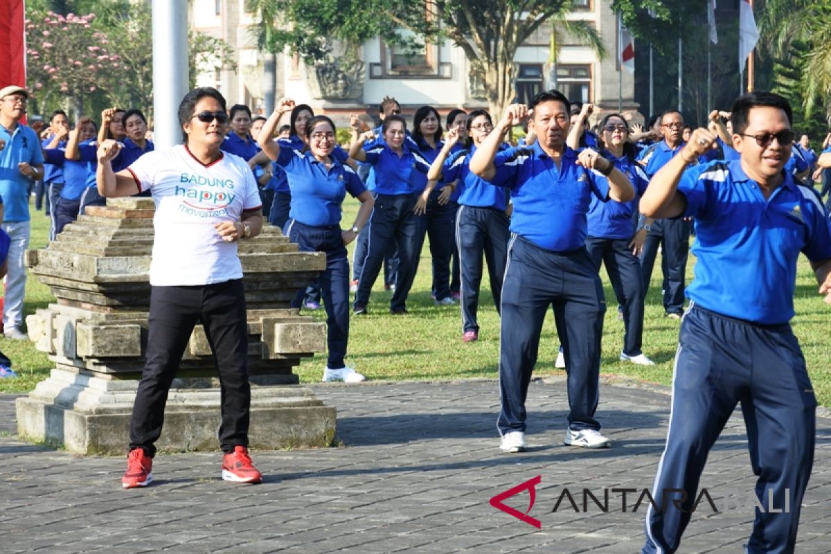 Bupati Badung Kenalkan Yoga tertawa