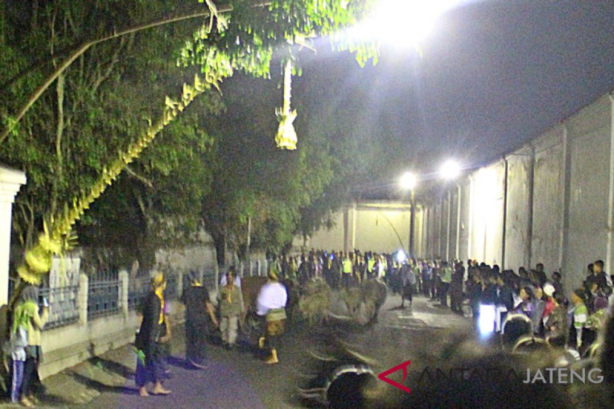 Ribuan orang  saksikan Kirab pusaka Keraton Surakarta