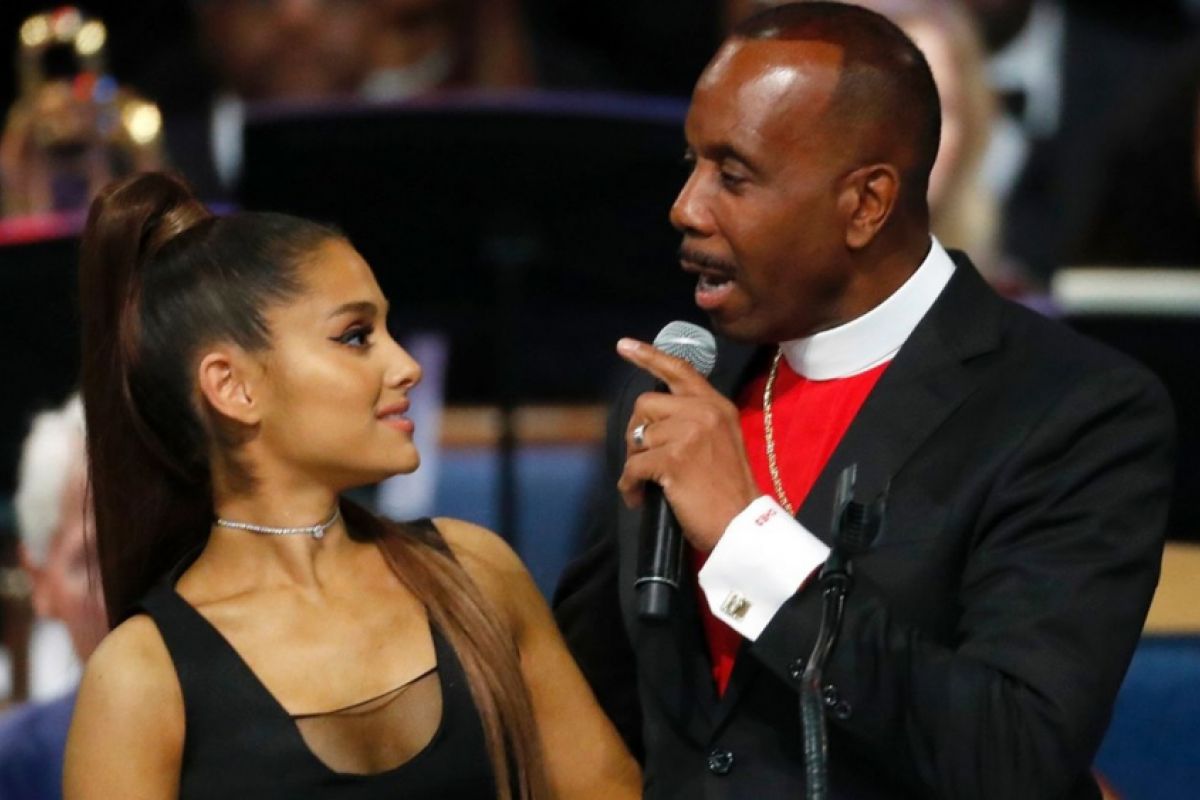 Sentuh payudara Ariana Grande, uskup pemakaman Aretha Franklin minta maaf