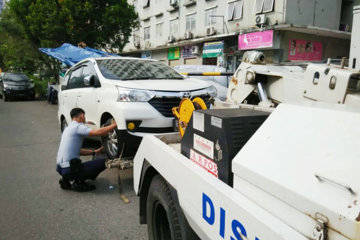 Dishub Jakbar derek 13 mobil terparkir liar di Jalan Daan Mogot