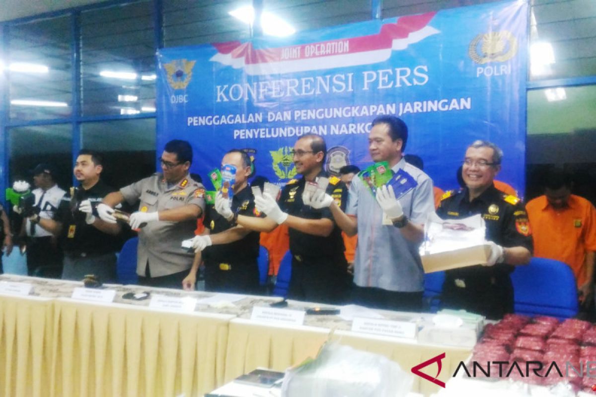 Polisi-DJBC tangkap delapan anggota sindikat narkoba internasional via pos