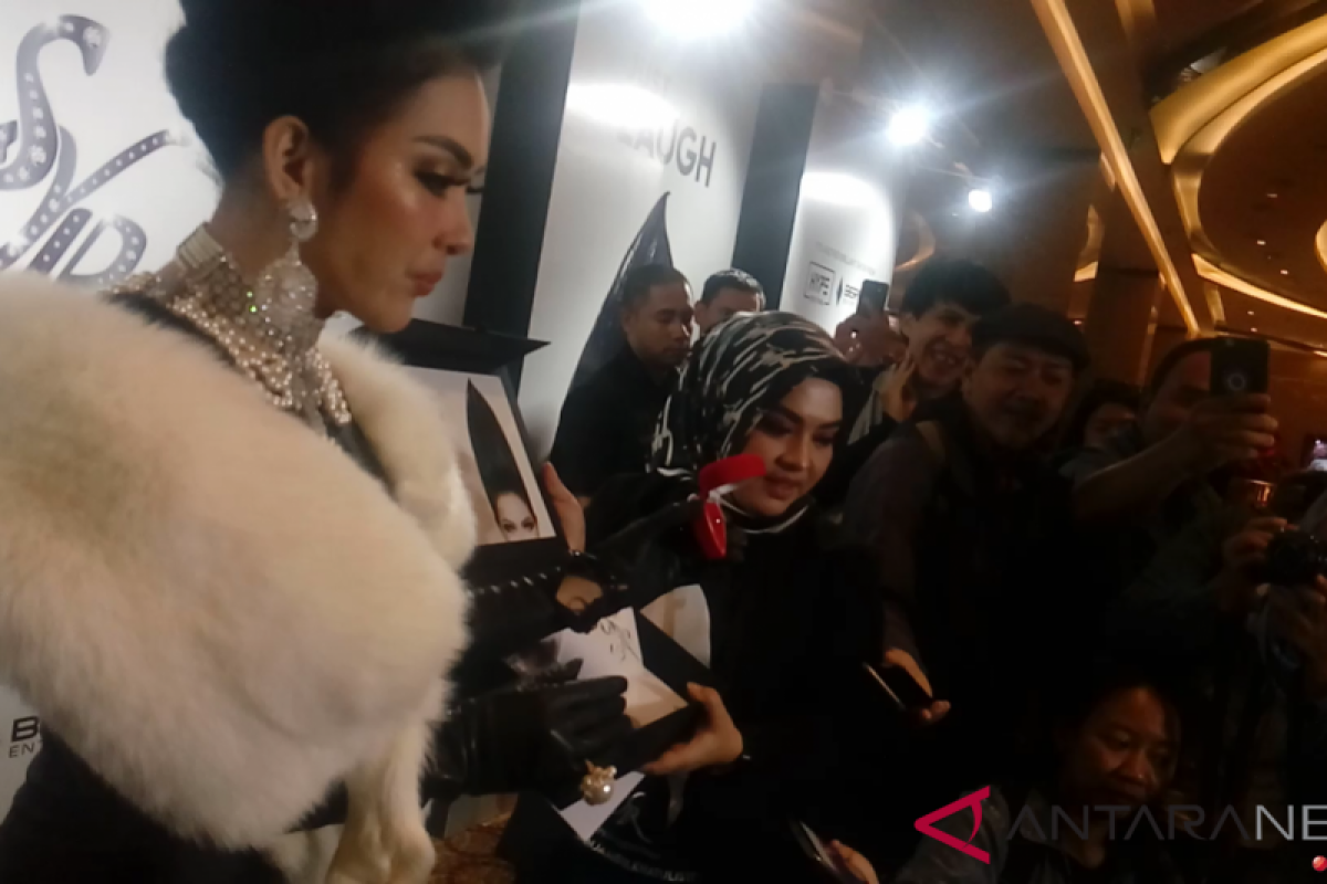 Syahrini hadiahkan cincin emas kepada penonton pembeli tiket Rp 25 juta