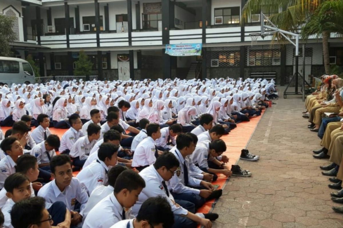 Ribuan pelajar Purwakarta doakan guru tes CPNS