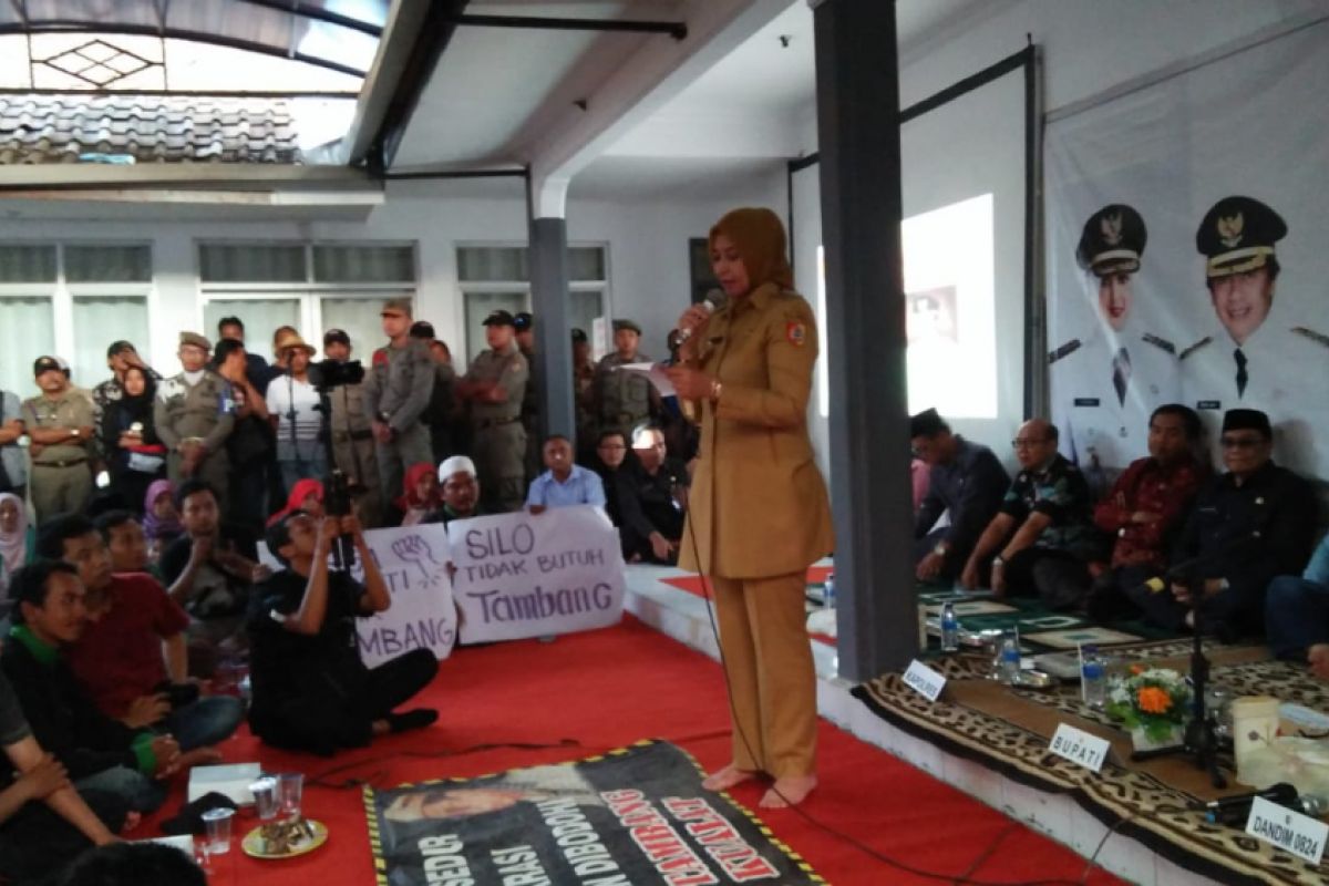 Bupati Jember Temui Warga Silo terkait Tambang