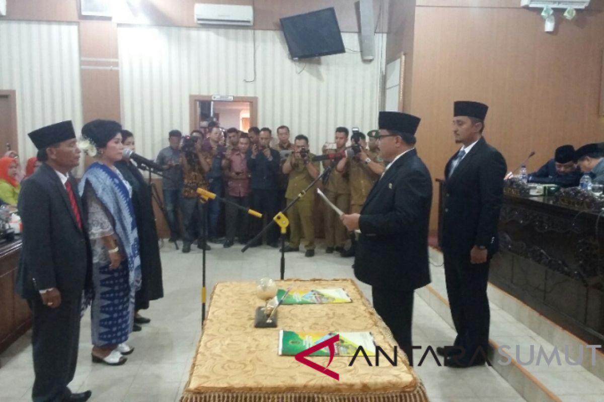 Jamanten Sinaga dan Samian Dabukke dilantik jadi anggota DPRD Labura