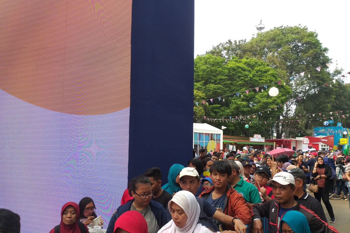 Asian Games - Visitors queue for souvenirs as closing ceremony approaches