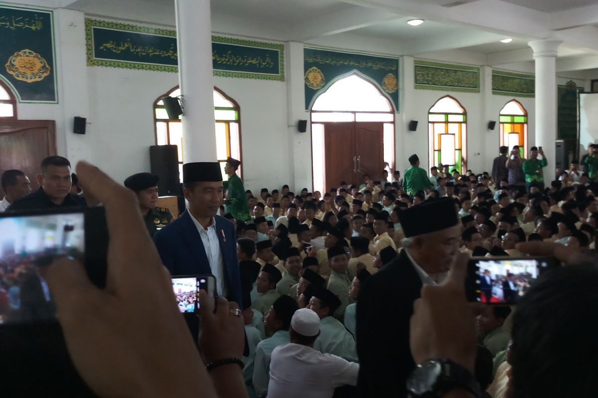 Jokowi Bagikan Sepeda Kepada Santri Amanatul Ummah (Video)