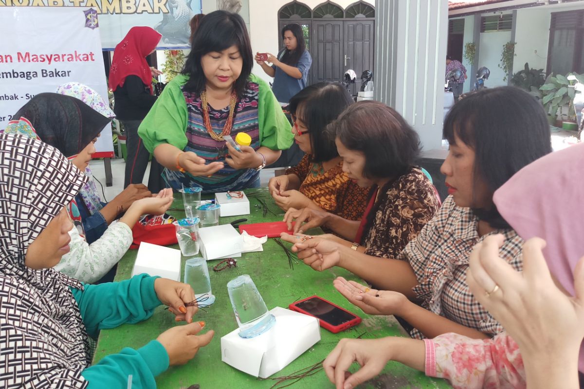 Warga Gunung Anyar Berlatih Asesoris Tembaga Bakar