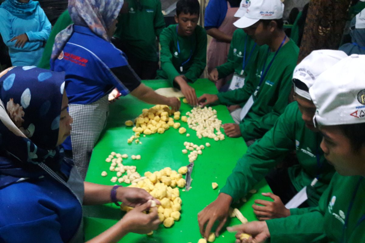 BUMN HADIR- SMN Kepulauan Riau mempelajari proses pembuatan bakpia