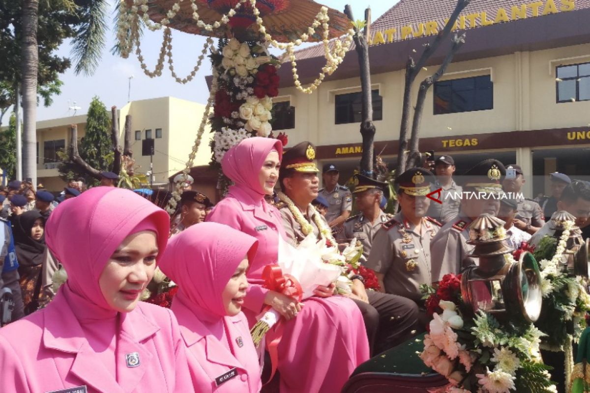 Polda Jatim Lepas Irjen Machfud Arifin Melalui 