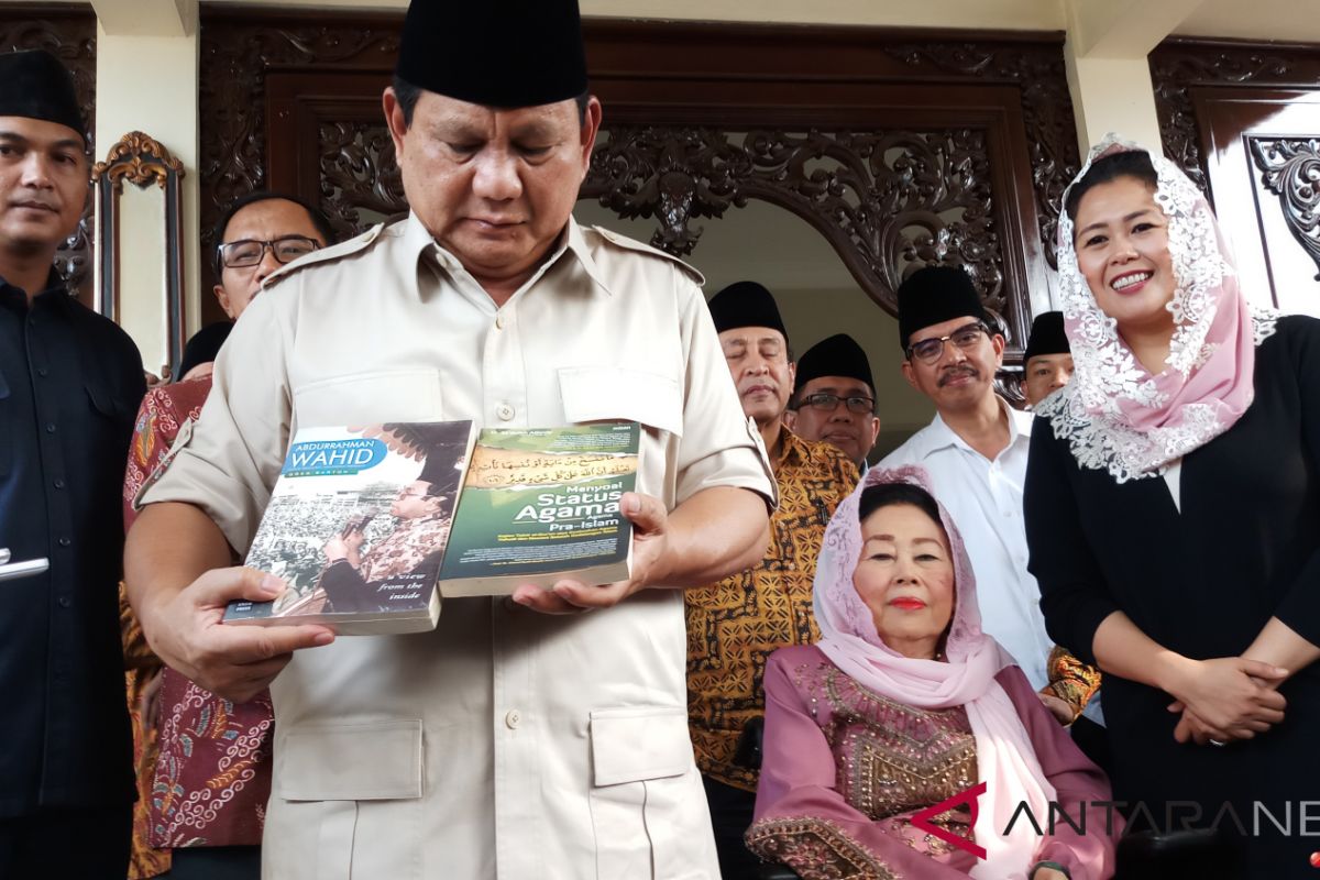 Prabowo Subianto dihadiahi dua buku oleh Sinta Wahid