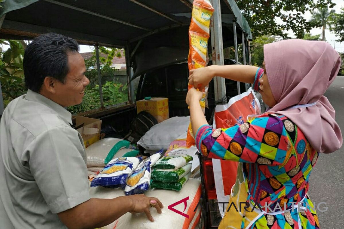 Baru diperkenalkan, beras sachet Bulog laris manis di Sampit