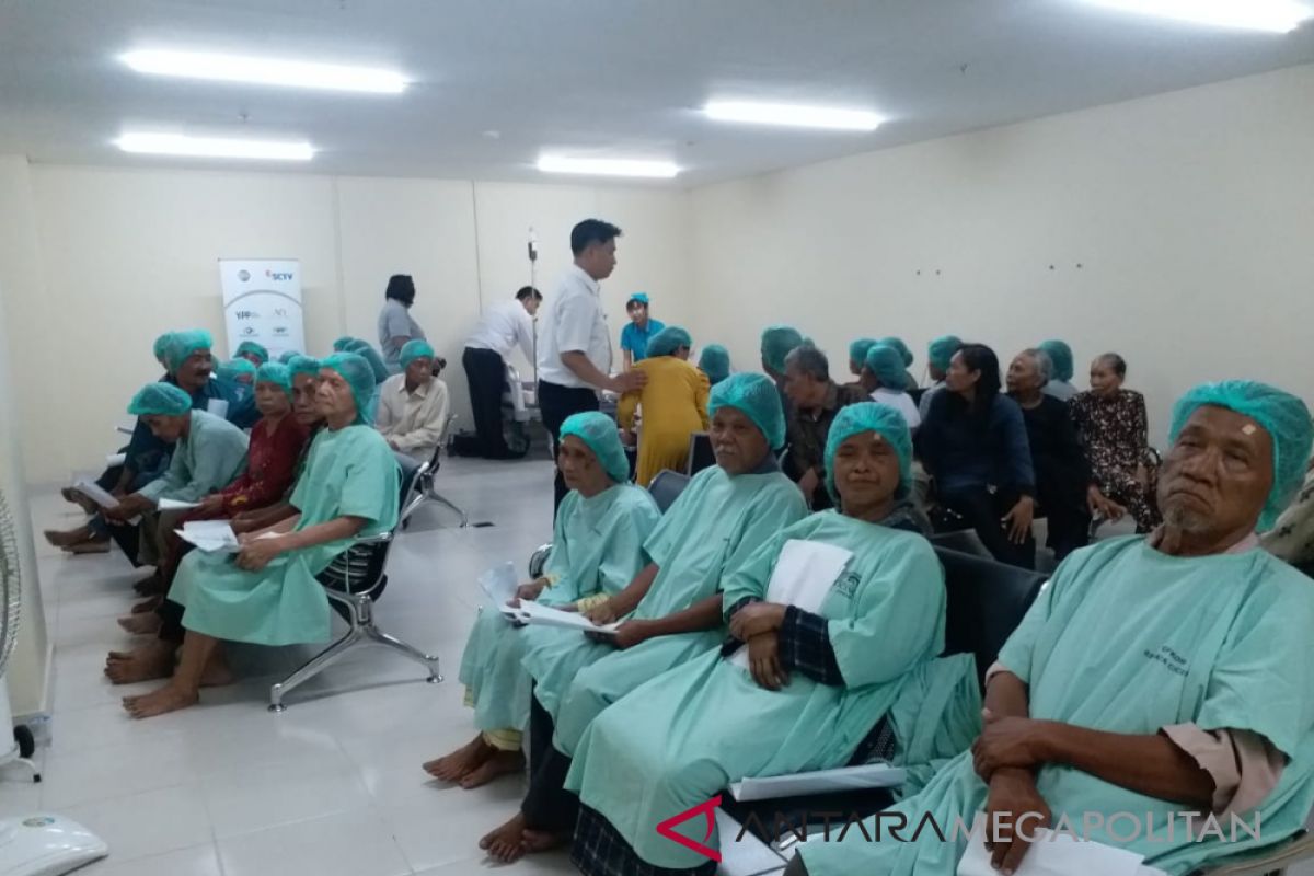 73 penderita katarak Bekasi jalani operasi gratis