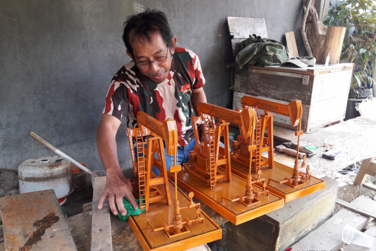 Pumping miniature craftsman in Tabalong