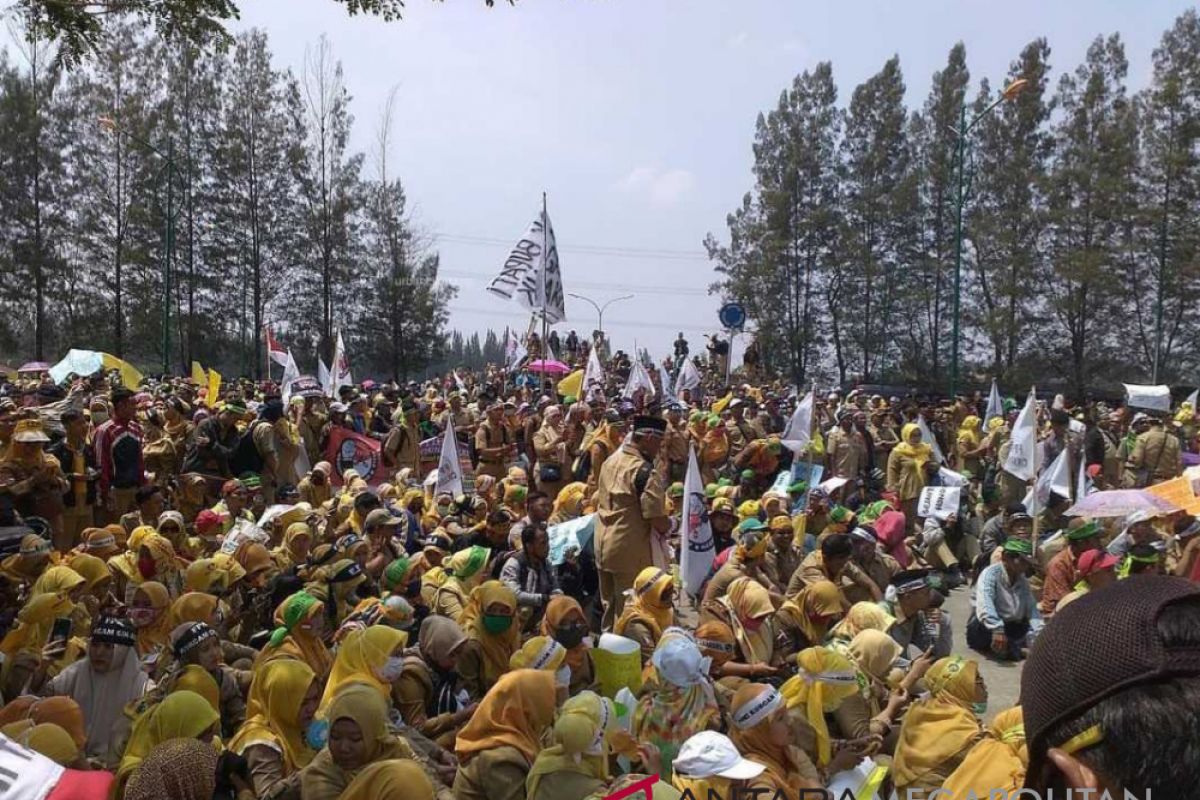 2.000 honorer Bekasi demo tuntut kesejahteraan