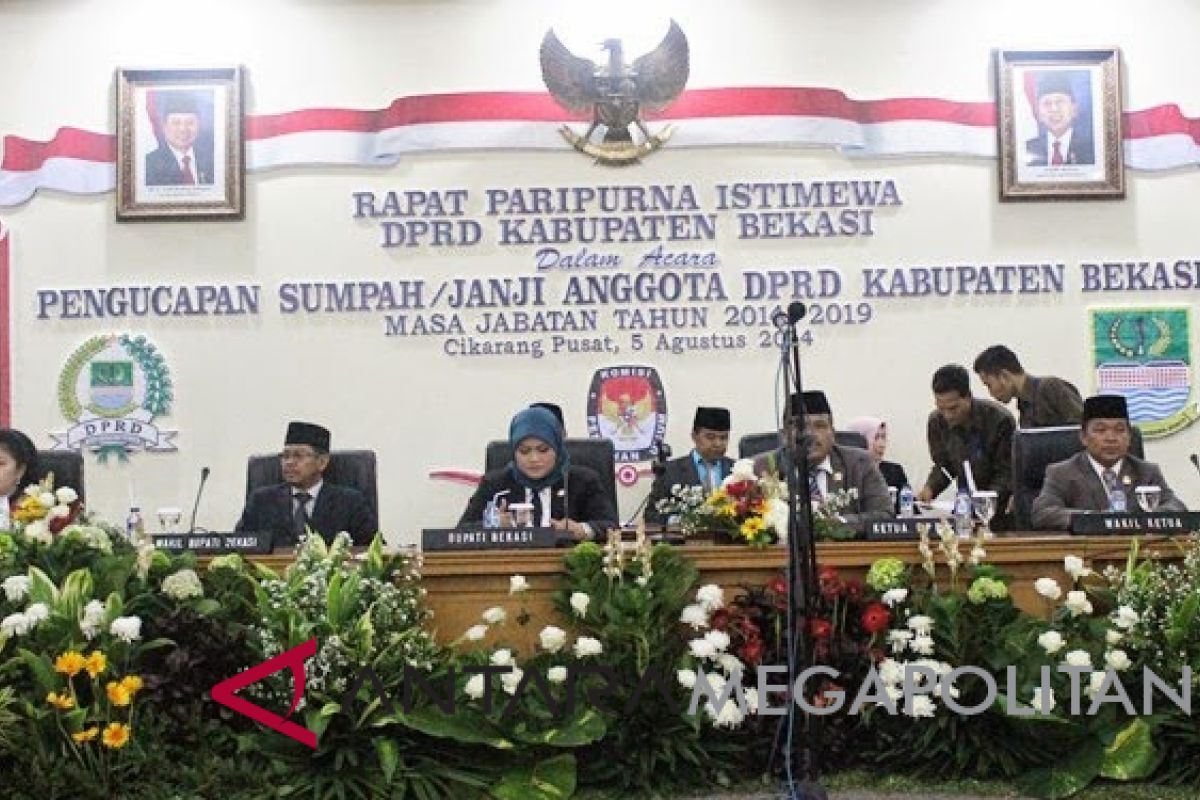 Gaji empat legislator Bekasi dihentikan