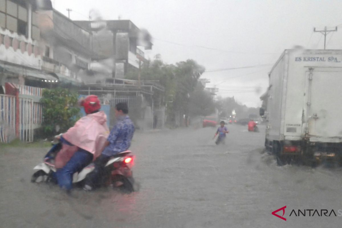 Hujan lebat guyur Padang, sejumlah titik tergenang air