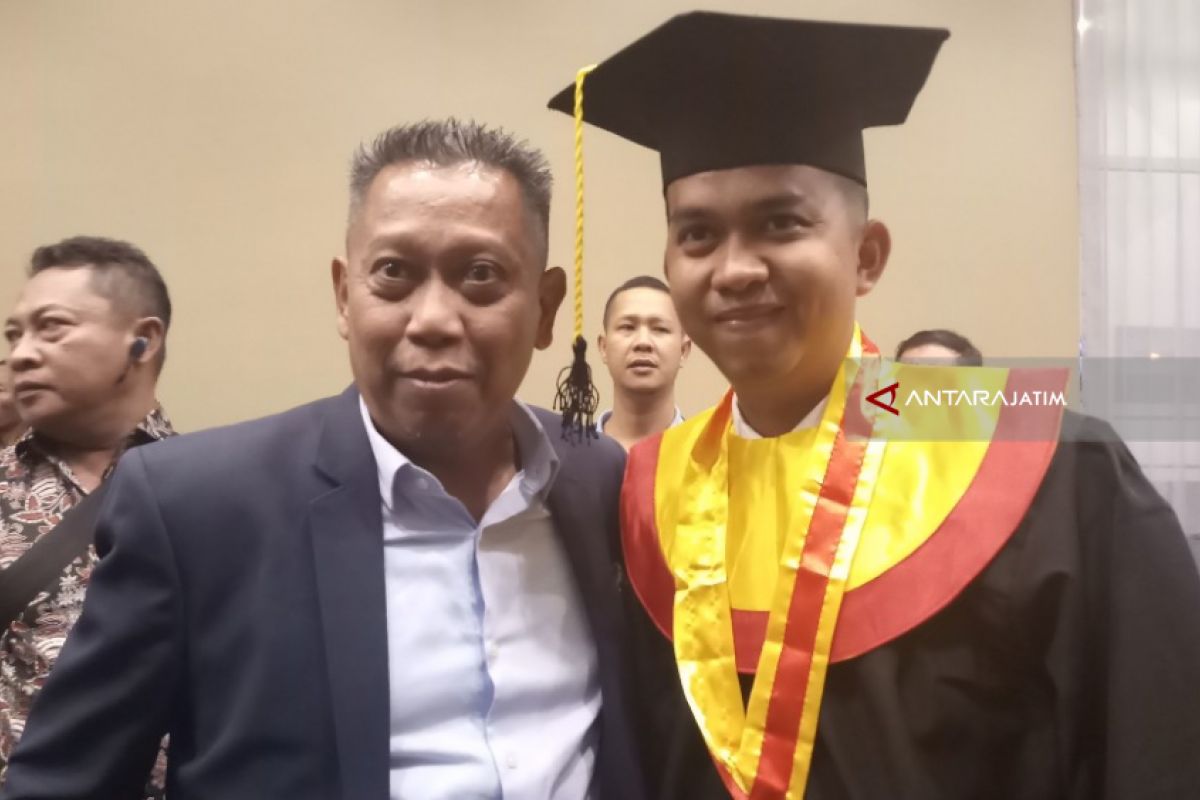 Anak Tukul Arwana Raih Magister Hukum di Unitomo