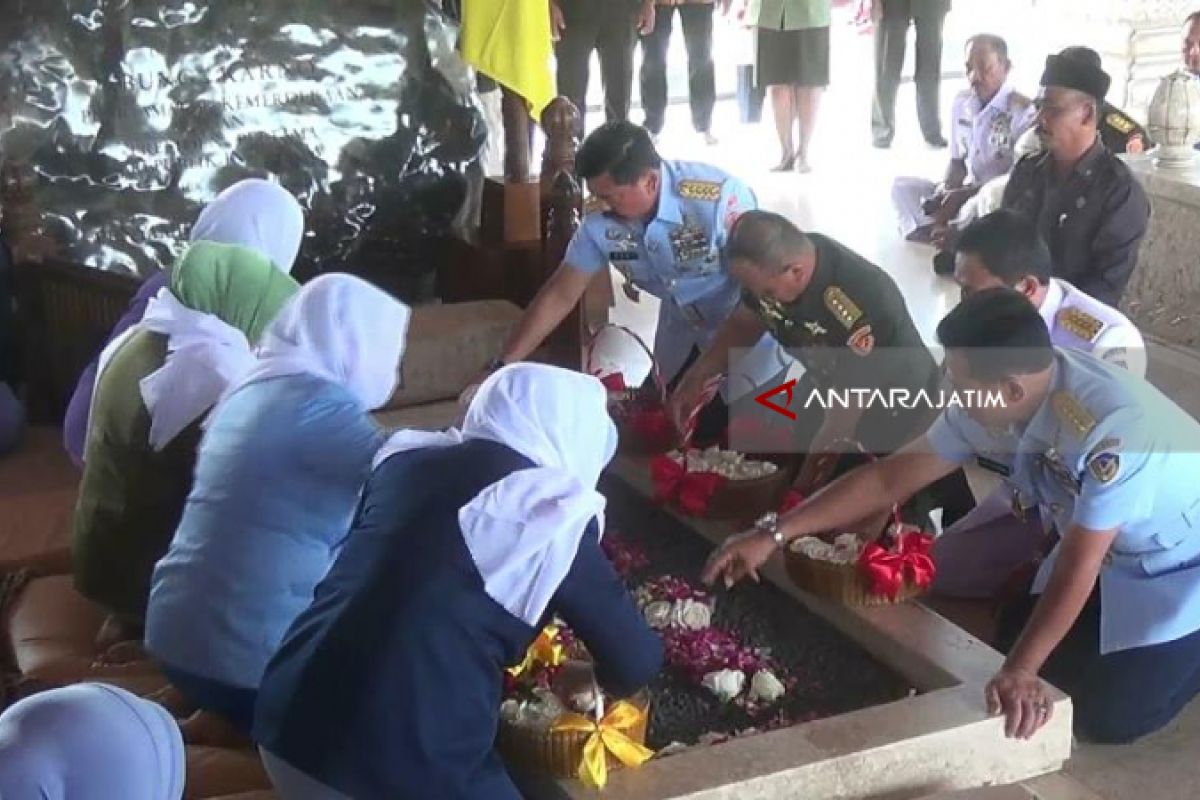 Panglima TNI Ziarah ke Makam Mantan Presiden Soekarno (Video)