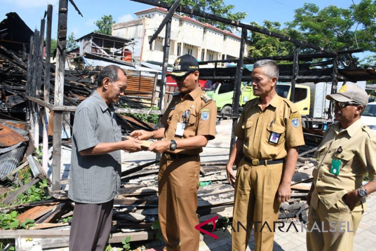 Dahnial Kifli bantu korban kebakaran di Gang Pulau Sepakat