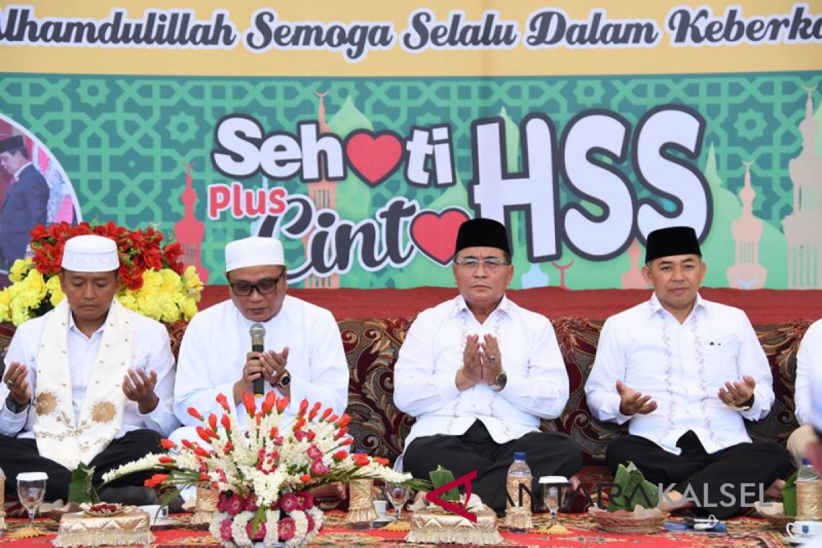 Ribuan warga HSS hadiri makan nasi bungkus syukuran pelantikan