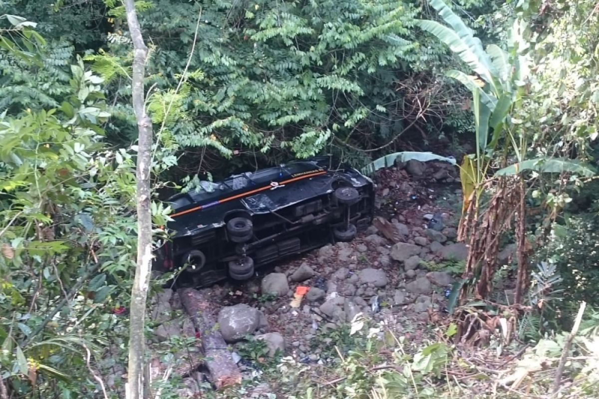 Bus masuk jurang karena jalanan licin