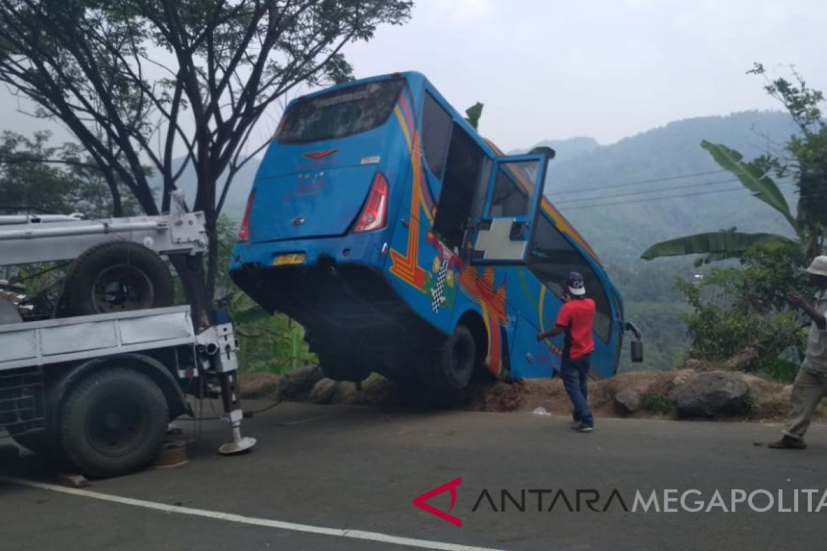 55 orang tewas akibat bus masuk ke jurang