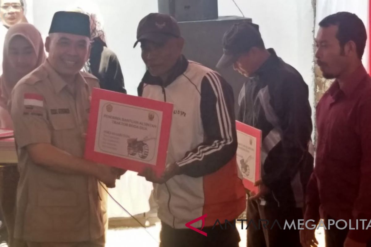 Dua Kementerian bantu sarana pertanian di Sukabumi