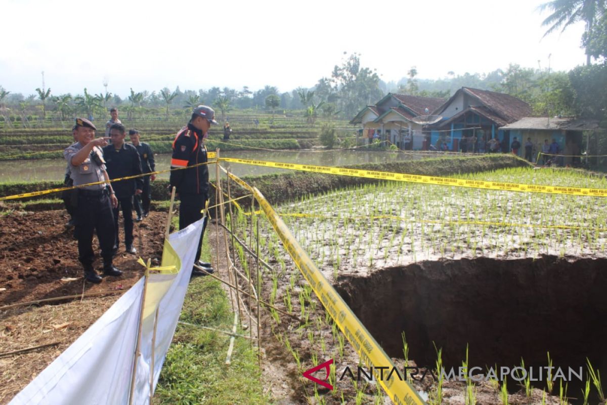 Lubang misterius di Sukabumi dipasang garis polisi