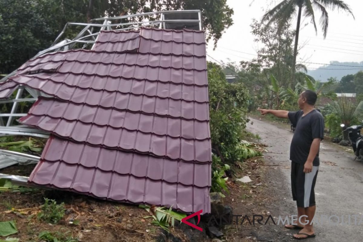 Rumah rusak akibat puting beliung mencapai puluhan