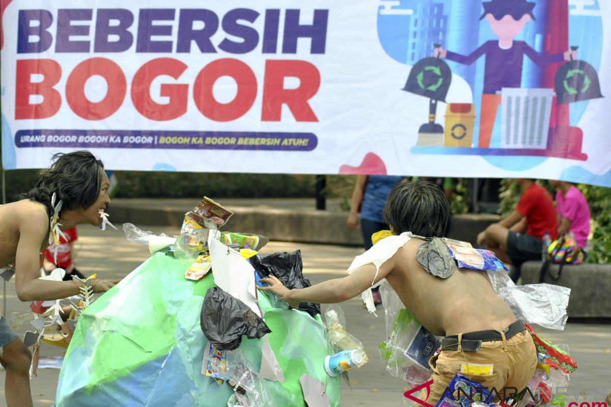 Ridwan Kamil pungut sampah di Kota Bogor