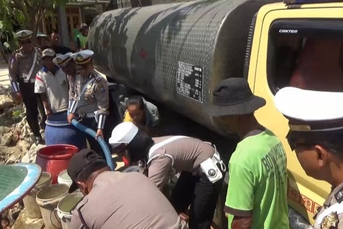 Polres Ngawi Distribusikan Bantuan Air Bersih