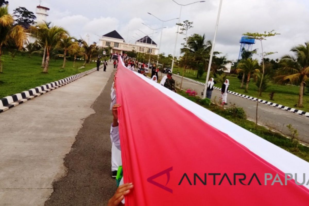 Pembentangan bendera Merah Putih di perbatasan RI-PNG raih rekor Muri